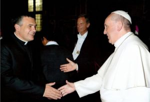 P. Martin saluta papa Francesco.
