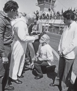 Nicaragua, 1981. Giovanni Paolo II rimprovera duramente il gesuita Ernesto Cardenal.
