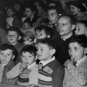 Don Milani con alcuni allievi.