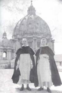 Il giovane Congar sinistra in Piazza San Pietro con un confratello.