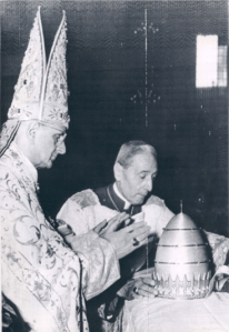 Paolo VI depone la tiara.