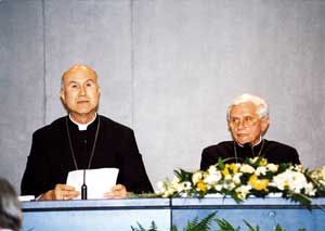 I card. Ratzinger e Bertone durante la conferenza stampa.