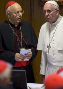 Papa Francesco durante il sinodo del 2015 insieme all'organizzatore, il card. Baldisseri.